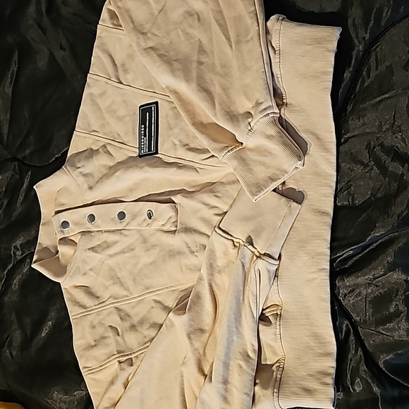 Cropped Sweatshirt - Picture 2 of 3